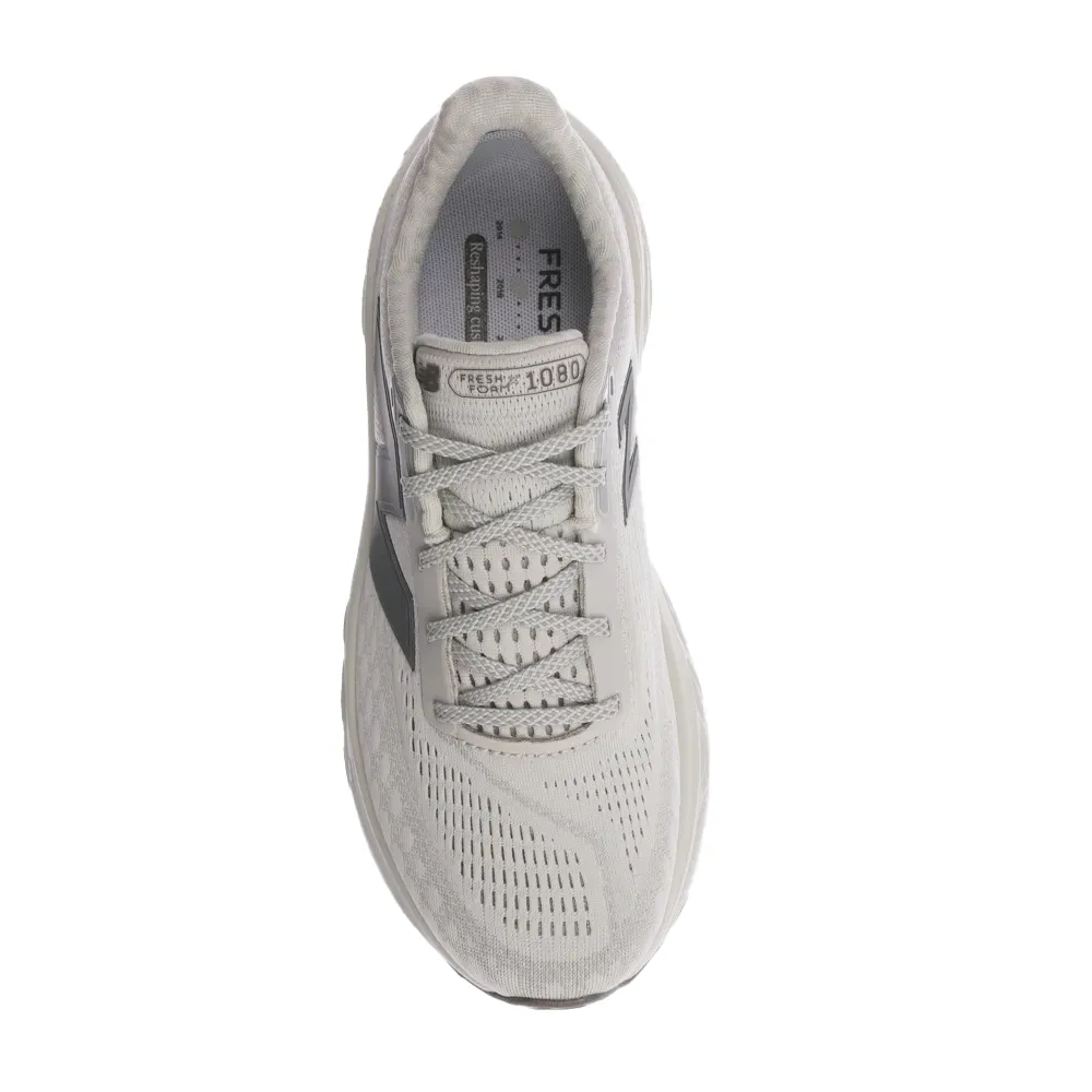 Tênis New Balance 1080 V14 feminino bege exibindo o solado e tecnologia de amortecimento Fresh Foam X.